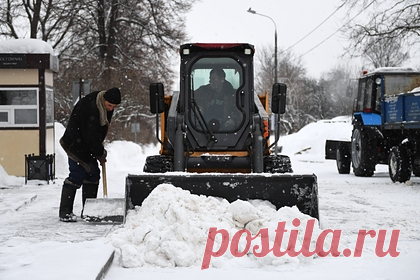 Российских чиновников разрешили наказывать за плохую уборку снега. В России разрешили наказывать чиновников за плохую уборку снега на дорогах. Соответствующее постановление вынес Верховный суд при рассмотрении дела против администрации одного из городов. За заваленные снегом дороги власти попадают под статью о несоблюдении требований безопасности дорожного движения.
