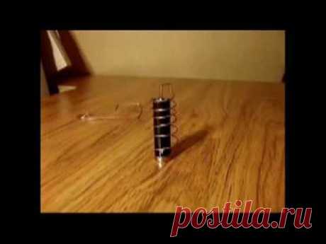 Как сделать самый простой электродвигатель - YouTube