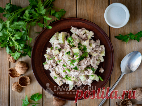 Салат с тунцом и сельдереем стеблевым — рецепт с фото Разминаем вилкой консервированного тунца, нарезаем кубиками сельдерей и яйца. Рубим орехи. Все соединяем, заправляем майонезом, перемешиваем