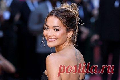 Рита Ора вышла в свет в прозрачном платье. Британская певица и актриса Рита Ора вышла в свет в откровенном наряде в Лондоне. 33-летняя исполнительница посетила вечеринку в черном прозрачном платье длины миди из кружева, сквозь которое просвечивалось ее тело. При этом звезда надела черные трусы с высокой посадкой и бюстгальтер телесного цвета.