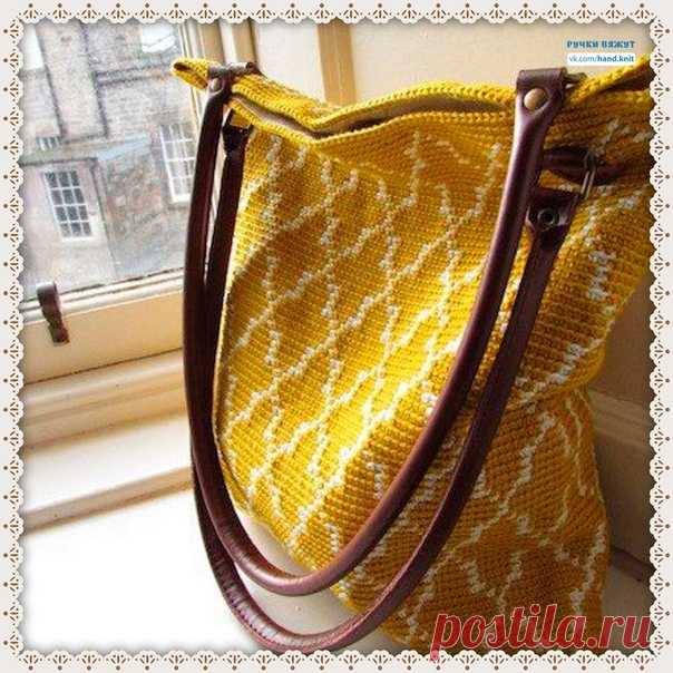 Марокканская сумка.
Мастерим красоту к лету 

Эта сумка связана крючком в технике тапестри - получилась прекрасная плотная ткань с красивым марокканским рисунком.

Сумка связана по спирали. Кожаные ручки и ткань подкладки завершат работу, чтобы создать идеальную летнюю сумку.

Размеры сумки 36 см х 30 см.

28 петель х 22 ряда = 10 см

Крючок 2,5 мм