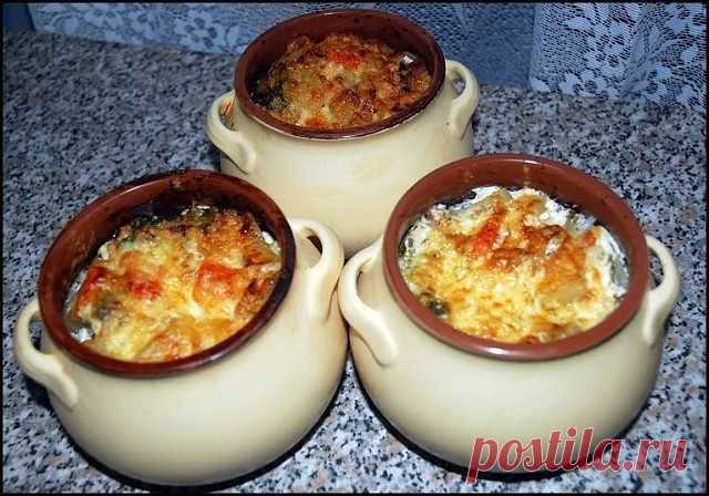 ВКУСНЫЙ УЖИН В ГОРШОЧКАХ!!! 
Картофель с мясным фаршем и плавленным сыром в горшочках,
настолько вкусное блюдо, что просто нет слов. 
Ингредиенты:
(на 3 горшочка по 0,5 л):
Картофель – 9-10 шт.
Мясной фарш – 300 г
Плавленный сырок – 2 шт.
Молоко – 1,5 стакана 
Перец сладкий – 1 шт.
Способ приготовления:
Отваренный до полу готовности картофель обжарить на сковороде,
нарезать кубиками перец,слегка обжарить фарш,
выложить картофель в горшочки,выложить слой фарша,
выложить сло...