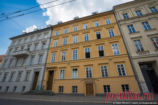 Как живет Ангела Меркель В России чиновники выстраивают себе дворцы и замки, заводят охотничьи угодья и копают пруды для уточек рыбалки, и даже в бедной Беларуси первое лицо государства имеет кучу резиденций. Что же должно бы...