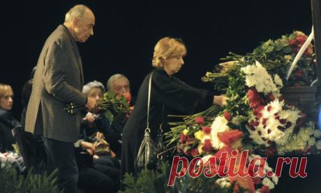 Принято считать, что искусство кино - вечное, остающееся во времени в отличие от театра. Но оказалось, что и фильмы живут очень недолго... Тем не менее, 60 лет Карнавальной ночи и Ирония судьбы показывают, что есть доля вечности и в нашем искусстве... Рязанов - действительно удивительная личность, штучная работа. (Владимир Меньшов)