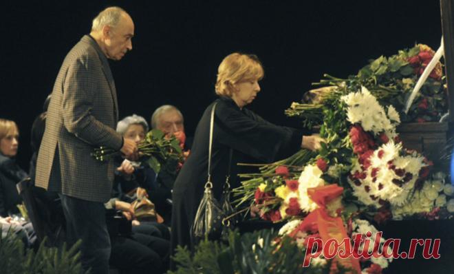 Принято считать, что искусство кино - вечное, остающееся во времени в отличие от театра. Но оказалось, что и фильмы живут очень недолго... Тем не менее, 60 лет Карнавальной ночи и Ирония судьбы показывают, что есть доля вечности и в нашем искусстве... Рязанов - действительно удивительная личность, штучная работа. (Владимир Меньшов)