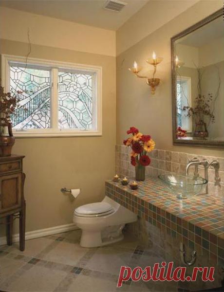 Дизайн ванной комнаты с витражами