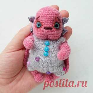 Зайка Ксю амигуруми. Схемы и описания для вязания игрушек крючком! Бесплатный мастер-класс от Елены Черчик по вязанию зайки по имени Ксю. Для создания вязаного зайчика автор использовала пряжу Кузя Клубочкин (разделял…