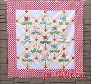 Как собрать On-Point Quilt или одеяло с блоками-ромбами? Мастер-класс от Лори Холт. 

Источник: http://beeinmybonnetco.blogspot.ru/2017/04/cutie-pie-.. (Bee+In+My+Bonnet)