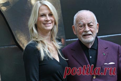 В США продадут дом продюсеров «Ганнибала». В США выставили на продажу дом американских продюсеров Дино Де Лаурентиса и его супруги Марты, которые руководили экранизацией романов Стивена Кинга о Ганнибале Лектере. Объект появился на рынке спустя три месяца после смерти женщины, сообщает Dirt. Бывшее владение пары в Лос-Анджелесе оценили 37,5 миллиона долларов.