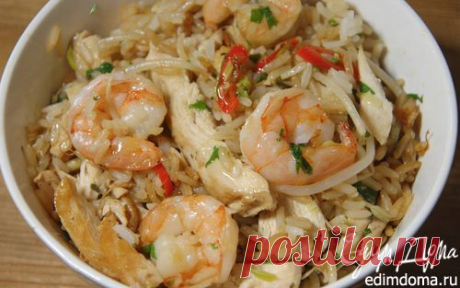 Жареный рис с креветками и курицей, заправленный по-восточному | Кулинарные рецепты от «Едим дома!»
