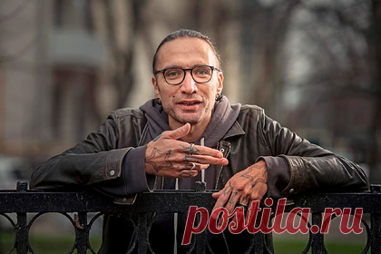 Мосгорсуд рассмотрит жалобу сына Виктора Цоя на решение районного суда. Сын советского рок-музыканта Виктора Цоя Александр подал жалобу на решение суда первой инстанции из-за спора с создателем фильма об исполнителе режиссером Алексеем Учителем. По мнению истца, ответчики в своей картине незаконно использовали ранее не обнародованные архивные фотографии артиста без разрешения.