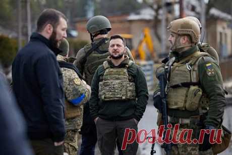 Зеленский объявил Крымский мост целью ВСУ. В России назвали это утверждение западной индульгенцией Киеву на убийства. Президент Украины Владимир Зеленский назвал Крымский мост целью для Вооруженных сил страны. Об этом он заявил на Аспеновском форуме по безопасности в Колорадо (США). Он сказал, что этот инфраструктурный объект якобы используется для доставки боеприпасов и милитаризации Крыма.