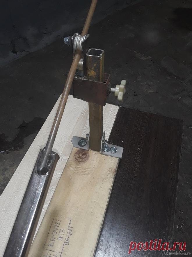 Приспособление для спусков ножа Приветствую в своей статье про самоделку для финишной полировке, а также заточки ножа. Совсем недавно делал приспособление для формирования спусков или как говорят клина с помощью болгарки. Но это когда клинок имеет толщину до 4мм я все таки все финишные работы всегда делаю вручную так если вдруг