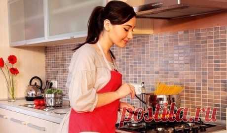 ПОЛЕЗНЫЕ СОВЕТЫ ПО КУХНЕ. 
 
1. От чистки картофеля темнеет кожа на руках. Чтобы этого избежать, необходимо перед работой смочить руки уксусом и дать им высохнуть, а после работы сразу вымыть с мылом и смазать кремом. 
 
2. Всю стеклянную посуду - стаканы, вазы - можно отмыть без специальных средств. Для этого в теплую воду нужно добавить немного уксуса или крупной соли. Посуда станет чище и прозрачнее. 
 
3. Алюминиевые кастрюли заблестят вновь, если их прокипятить вместе...