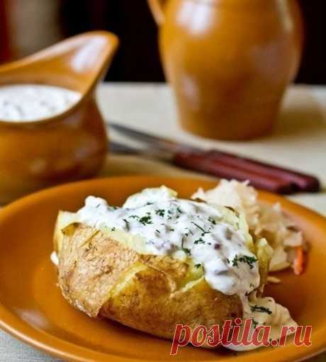 Печеный картофель с селедочным соусом
