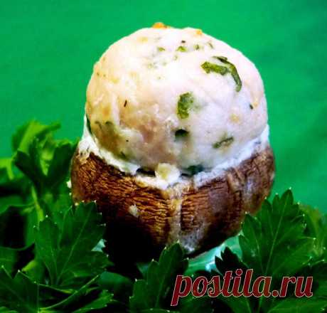 Шампиньоны с сырным кремом и шапочкой из куриной грудки. Рецепт c фото, мы подскажем, как приготовить!