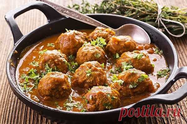 Нежнейшие тефтельки 
Сохрани себе рецепт
Ингредиенты:
Мясной фарш — 500 г 
Лук — 2 шт.
Крупные помидоры или томатный сок — 4–5 шт. или 300–400 мл
Яйцо — 1 шт.
Твердый сыр — 150 –200 г
Рис — 2–3 ст. л.
Чеснок — 1–2 зубчика
Сахар — 1 ст. л.
Зелень — 2–3 веточки
Соль — по вкусу
Перец — по вкусу
Приготовление:
1. Сыр натрите на мелкой терке, одну луковицу мелко порежьте, рис отварите до полуготовности, а зелень измельчите ножом. 
2. Все компоненты вместе с солью и черным перце...