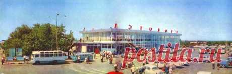 СССР, жизнь глазами обывателя Не всё было плохо. Хотя маразма тоже хватало. 20 ноября 1975 года я сошёл с трапа самолёта в симферопольском аэропорту. Отслужив два года в Советской Армии я вернулся домой. Солдаты срочной службы в т...