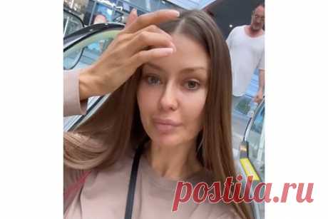 Виктория Боня описала свою внешность без макияжа фразой «практически голая». Российская телеведущая и блогерша Виктория Боня описала свою внешность без макияжа фразой «практически голая». 44-летняя знаменитость опубликовала в соцсетях видео, на котором она запечатлела себя в светло-коричневой кофте и с распущенными волосами. На размещенных кадрах видно, что на ее лице отсутствует косметика.