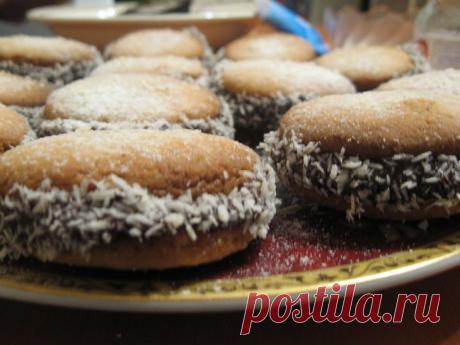 Печенье с шоколадной прослойкой.