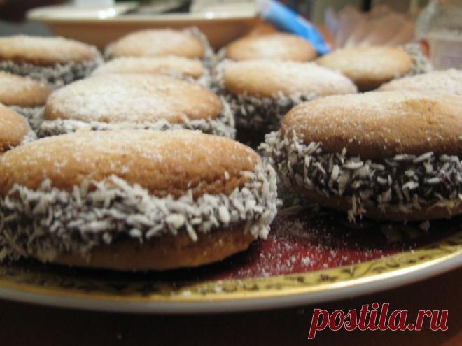 Печенье с шоколадной прослойкой.