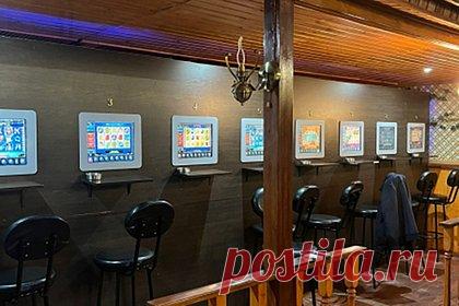 В российском регионе полиция обнаружила в подвале жилого дома игорный клуб. В Краснодаре полиция обнаружила на цокольном этаже жилого дома игорный клуб «для своих». Во время рейда в клубе находился постоянный клиент, два официанта и охранник. Сопротивления они не оказали. Из подпольного заведения были изъяты жесткие диски, черновые записи о посещениях и телефоны.