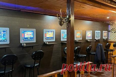 В российском регионе полиция обнаружила в подвале жилого дома игорный клуб. В Краснодаре полиция обнаружила на цокольном этаже жилого дома игорный клуб «для своих». Во время рейда в клубе находился постоянный клиент, два официанта и охранник. Сопротивления они не оказали. Из подпольного заведения были изъяты жесткие диски, черновые записи о посещениях и телефоны.