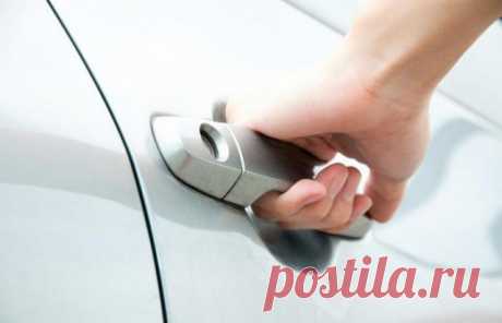 Как открыть автомобиль, если ключи остались в салоне