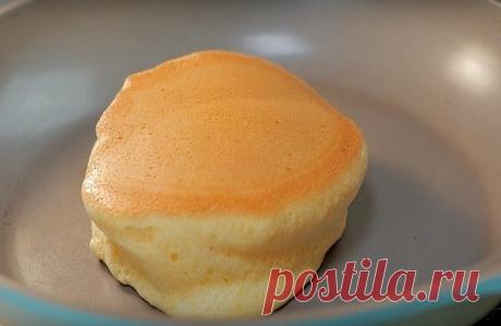 Ты больше не захочешь готовить оладьи иначе! Золотой рецепт.

Вкусные пышные оладьи

ИНГРЕДИЕНТЫ
5 яиц
60 г муки
70 г сахара
2 г разрыхлителя
1 ч. л. ванильного экстракта
щепотка соли

ПРИГОТОВЛЕНИЕ
Размешай 5 желтков с 40 г сахара, солью, разрыхлителем и ванильным экстрактом. Добавь муку в массу.

Взбей 4 белка с 30 г сахара. Аккуратно перемешай и взбей еще раз.

Смешай белковую и желтковую массу.

Разогрей сковородку. Выложи тесто небольшими горками, закрой сковороду кры...