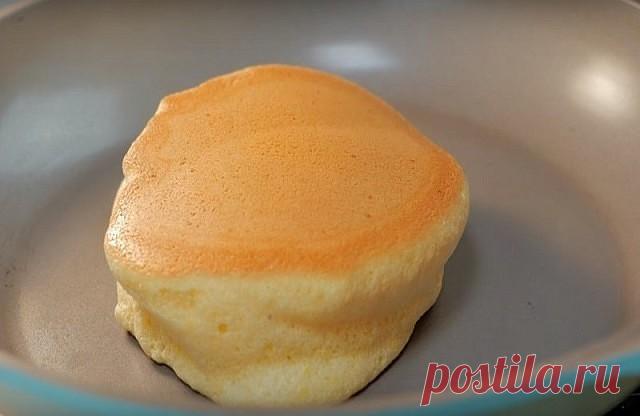 Ты больше не захочешь готовить оладьи иначе! Золотой рецепт.

Вкусные пышные оладьи

ИНГРЕДИЕНТЫ
5 яиц
60 г муки
70 г сахара
2 г разрыхлителя
1 ч. л. ванильного экстракта
щепотка соли

ПРИГОТОВЛЕНИЕ
Размешай 5 желтков с 40 г сахара, солью, разрыхлителем и ванильным экстрактом. Добавь муку в массу.

Взбей 4 белка с 30 г сахара. Аккуратно перемешай и взбей еще раз.

Смешай белковую и желтковую массу.

Разогрей сковородку. Выложи тесто небольшими горками, закрой сковороду кры...