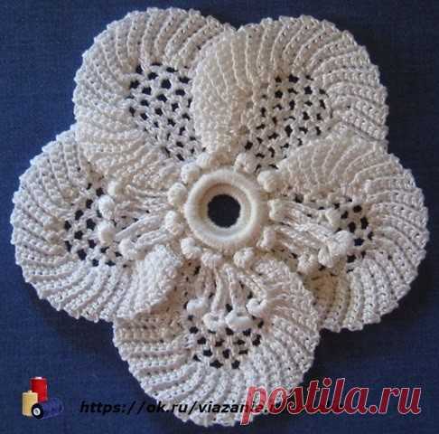 Цветок в технике ирландского кружева.