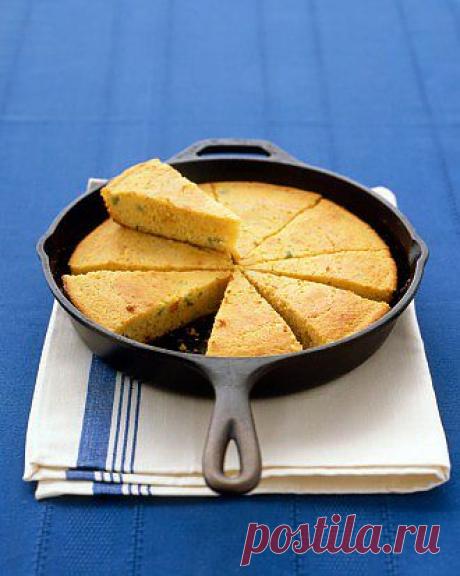 Чугунная сковорода. Эта недорогая вещица прослужит вам не менее 50 лет. Ее можно использовать намного разнообразнее, чем вы думаете.Ведь в ней одной можно готовить жареную курицу, запекать пирог, выпекать кукурузный хлеб и даже готовить пиццу (просто переверните сковороду и используйте дно в качестве сковороды для пиццы).