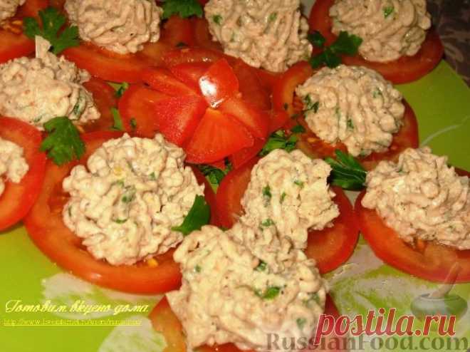 Рецепт: Закуска из фасолевого паштета на помидорах на RussianFood.com