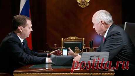 Медведеву подарили российский смартфон.
По мнению премьер-министра, российская двухэкранная  новинка уже заставила «напрячься» корпорацию Apple.