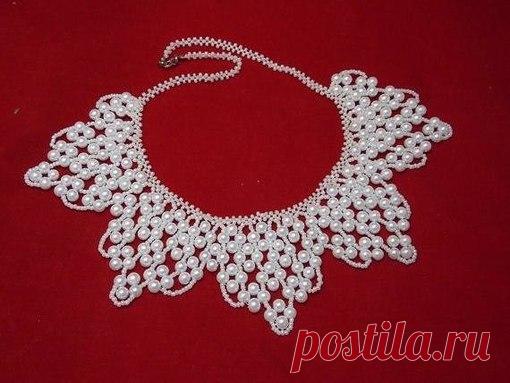 Жемчужное колье из бисера и бусин.
