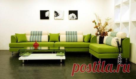 7 секретов расположения картин в интерьере, для создания гармонии 

1 старайтесь располагать небольшие по размеру картины в интерьере (фотоснимки, гравюры, офорты) таким образом, чтобы их можно было рассмотреть с близкого расстояния (около 1 м), немного ниже уровня взгляда стоящего человека (оптимальная высота — 150 см); 

2 при выборе картин большого формата, да еще и с крупным рисунком, важно обеспечить обзор с расстояния нескольких метров; 

3 большой размер картины для...