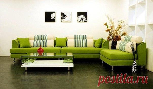 7 секретов расположения картин в интерьере, для создания гармонии 

1 старайтесь располагать небольшие по размеру картины в интерьере (фотоснимки, гравюры, офорты) таким образом, чтобы их можно было рассмотреть с близкого расстояния (около 1 м), немного ниже уровня взгляда стоящего человека (оптимальная высота — 150 см); 

2 при выборе картин большого формата, да еще и с крупным рисунком, важно обеспечить обзор с расстояния нескольких метров; 

3 большой размер картины для...