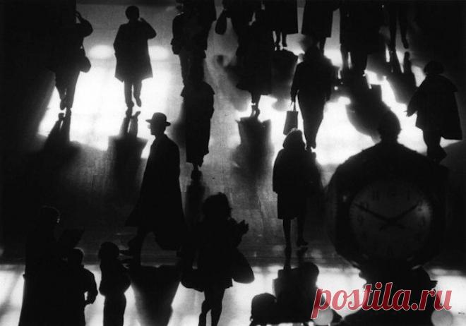 Меньше злости, больше иронии
И всё больше точек над i… 
Покидают нас посторонние, 
Остаются с нами свои. 

Знамя дружества не уроним мы,
 И какие б не шли бои — 
Посторонятся посторонние,
 Не оставят в беде свои. 

За плечо меня тихо тронь, и я
Всей душой обернусь к тебе. 
Хорошо, что не посторонние 
Ты в моей — я в твоей судьбе. 

Меньше злости, больше иронии 
И всё больше точек над i…
Путь вам скатертью, посторонние. 
Да хранит вас Господь, свои…

 
© Марина Носова