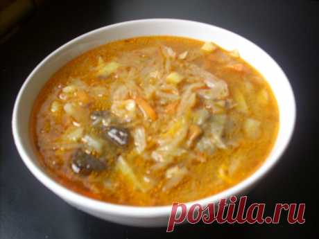 Щи валаамские (постные ) На 1 л воды: грибы сушеные - 40 г, свежие - 350-400 г, капуста - 400 г, лук репчатый - 40 г, корень петрушки - 20 г, мука - 20 г, перец черный - 6 горошин, два лавровых листа, зелень петрушки и укропа…