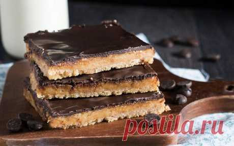 Шоколадные батончики с молочным ирисом и солью | ChocoYamma | Яндекс ДзенЭто - удивительное лакомство. У него хрустящая подложка, толстый слой шоколада сверху и тягучая начинка из сладкой карамели с морской солью. Я как-то уже писал, что карамель и соль идеально дополняют друг друга в десертах. Я вообще думаю, что если бы соли и карамели не существовало в природе, то их надо было бы обязательно придумать.