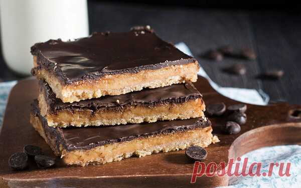 Шоколадные батончики с молочным ирисом и солью | ChocoYamma | Яндекс ДзенЭто - удивительное лакомство. У него хрустящая подложка, толстый слой шоколада сверху и тягучая начинка из сладкой карамели с морской солью. Я как-то уже писал, что карамель и соль идеально дополняют друг друга в десертах. Я вообще думаю, что если бы соли и карамели не существовало в природе, то их надо было бы обязательно придумать.