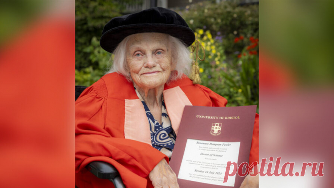 98-летняя ученая получила докторскую степень спустя 75 лет после сделанного ею открытия. В Англии вручили докторскую степень 98-летней женщине, предвосхитившей открытие бозона Хиггса. Об этом сообщает The Guardian. В 1948 году Розмари Фаулер открыла частицу каон во время работы над диссертацией под руководством Сесила Пауэлла ...