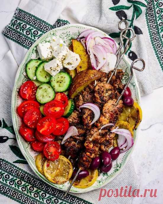 ​Греческий куриный кебаб Ингредиенты:Бедра куриные — 1,5 кгЛимон — 1 шт. Чеснок — 4 зубчика Лук шалот — 1 шт. Красный лук — 1 шт. Огурец свежий — 400 г Помидоры черри — 400 г Фета — 150 г Маслины каламата — 100 г Орегано...