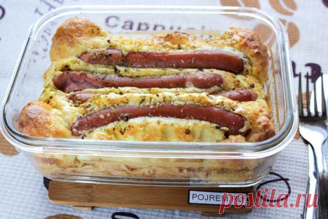 «Toad in a Hole» или «Жаба в норке» – это сосиски, запеченные в Йоркширском пудинге.