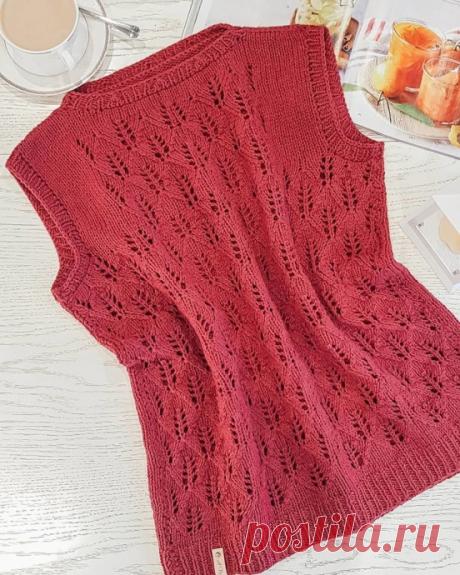 Интересный жилет спицами Любите жилеты? Тогда спешим вас порадовать! Имеется интересная модель, связать которую не составит труда. Читаем описание от автора:Размер 48-52На обхват груди 104 см.Длина 60 см.Вам потребуется:1. 300 грамм пряжи в 100 гр – 460 метров, вяжем в 2 нити. У меня бобинная Италия 100 %...