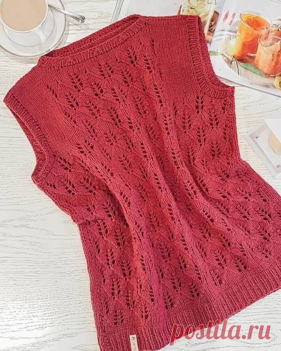 Интересный жилет спицами Любите жилеты? Тогда спешим вас порадовать! Имеется интересная модель, связать которую не составит труда. Читаем описание от автора:Размер 48-52На обхват груди 104 см.Длина 60 см.Вам потребуется:1. 300 грамм пряжи в 100 гр – 460 метров, вяжем в 2 нити. У меня бобинная Италия 100 %...