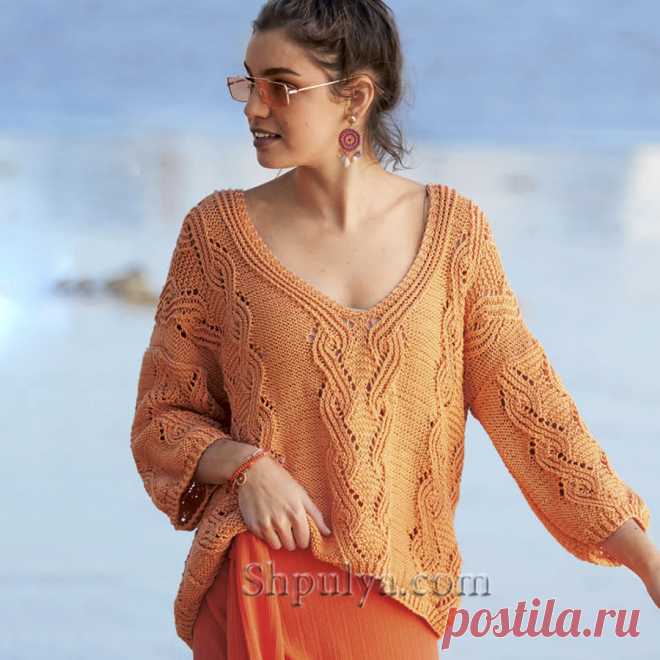 Ажурный пуловер с глубоким V-образным вырезом связан спицами замысловатым ажурным орнаментом из ярко-оранжевого хлопка.