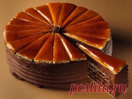 Торты с масляным кремом имеют одно серьезное преимущество перед десертами, одним из главных компонентов которых являются взбитые сливки. Речь идет о большем сроке хранения – от 2 до 3 дней (в холоде). А вот технология приготовления обоих видов тортов почти идентична. Торт «Добош» Свое название лакомство получило в честь известного кондитера из Венгрии – Йожефа … Читать далее «Торт «Добош»: рецепт приготовления венгерского десерта»