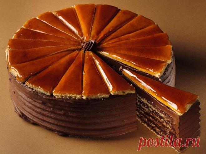 Торты с масляным кремом имеют одно серьезное преимущество перед десертами, одним из главных компонентов которых являются взбитые сливки. Речь идет о большем сроке хранения – от 2 до 3 дней (в холоде). А вот технология приготовления обоих видов тортов почти идентична. Торт «Добош» Свое название лакомство получило в честь известного кондитера из Венгрии – Йожефа … Читать далее «Торт «Добош»: рецепт приготовления венгерского десерта»