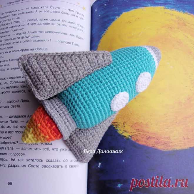 PDF Космическая ракета. FREE amigurumi crochet pattern. Бесплатный мастер-класс, схема для вязания амигуруми крючком. Игрушки своими руками! rocket, cohete, foguete, fusée, rakete, rakieta, roket, космос, space, cosmos, espacio, raum, espace. #амигуруми #amigurumi #amigurumidoll #amigurumipattern #freepattern #freecrochetpatterns #crochetpattern #crochetdoll #crochettutorial #patternsforcrochet #вязание #вязаниекрючком #handmadedoll #рукоделие #ручнаяработа #pattern #tutorial #häkeln #amigurumis